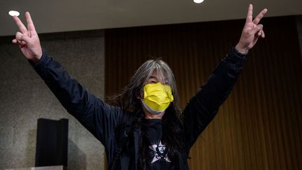 Leung Kwok Hung, militant pro-démocratie, également connu sous le nom de "Cheveux longs", fait&nbsp;le Vde la victoire alors&nbsp;qu'il entre au tribunal à Hong Kong le 16 février 2021. (ANTHONY WALLACE / AFP)