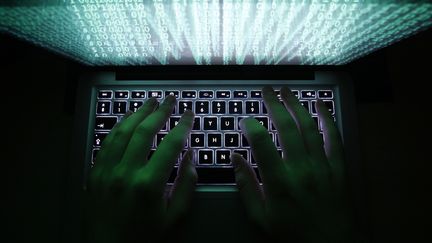 Un homme tape sur les touches d'un clavier d'ordinateur le 28 février 2013. (KACPER PEMPEL / REUTERS)