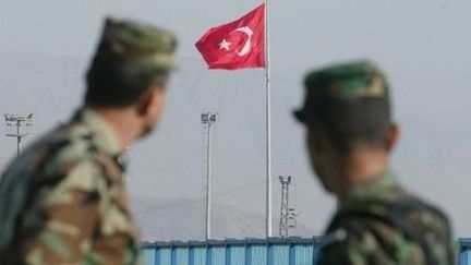 Drapeau turc à une frontière de Turquie. (AHMAD AL-RUBAYE / AFP)