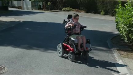 Nathan a été abandonné à la naissance et adopté à ses six ans par le couple Charon, qui avait déjà quatre enfants. Il est atteint d’une myopathie qui n’est pas référencée par les chercheurs. (France 2)