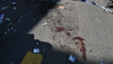 Des traces de sang laissées par la blessure par balle tiré par un policier sur le corps d'un étudiant lors de la manifestation du 11 novembre à Hong Kong. (ANTHONY WALLACE / AFP)