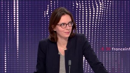 Amélie de Montchalin, ministre de la Transformation et de la fonction publique, était l'invitée du "8h30&nbsp;franceinfo",&nbsp;dimanche 9&nbsp;janvier 2022. (FRANCEINFO / RADIOFRANCE)