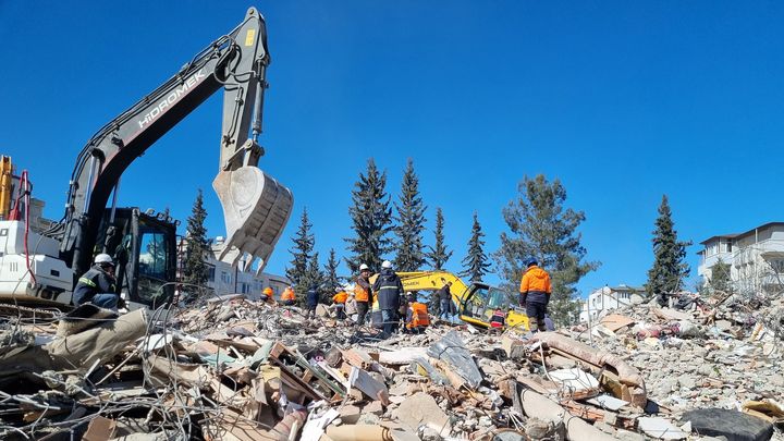 Les secouristes arméniens tentent de retrouver des victimes parmi les décombres de ces immeubles effondrés d'Adiyaman, le 13 février 2023. (Marie-Pierre Vérot / Radio France)