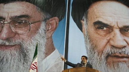 Le président Mahmoud Ahmadinejad prononçant un discours à Téhéran le 3-6-2011 sous les portraits de l'ayatollah ALi Khamenei (à gauche) et celui du fondateur de la République islamique, l'ayatollah Ruhollah Khomeini (à droite) (AFP - BEHROUZ MEHRI )