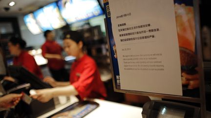 Une affiche avertit les consommateurs du retrait des produits &agrave; base de viande, dans un McDonald's de Shanghai, le 28 juillet 2014. (CARLOS BARRIA / REUTERS)