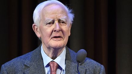 Le romancier britannique John le Carré lors d'une cérémonie à Stockholm (Suède), le 30 janvier 2020. (CLAUDIO BRESCIANI / TT NEWS AGENCY / AFP)