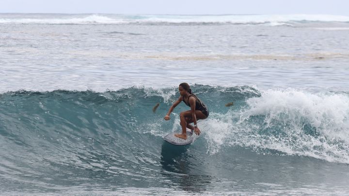 Kiara lors d’une session à la plage de Teahupo’o, le 10 juillet 2024. La surfeuse est rentrée quelques jours auparavant du Japon où elle a remporté la Stab High, une compétition qui se déroule dans une piscine à vagues. (LORRAINE GREGORI / FRANCEINFO: SPORT)