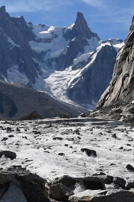 Des bénévoles ramassent des déchets sur la mer de Glace, près de Chamonix (Haute-Savoie), le 2 septembre 2016. (JEAN PIERRE CLATOT / AFP)