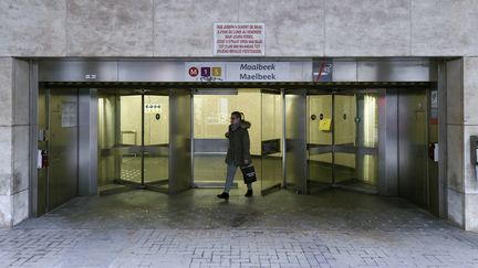 Un passager sort de la station de métro Maelbeek, à Bruxelles (Belgique), le 25 avril 2016. (JOHN THYS / AFP)