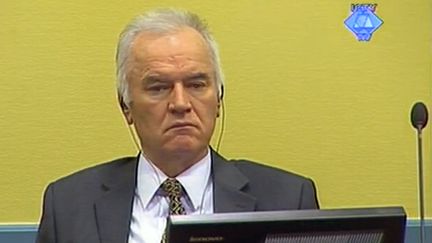 L'ancien chef militaire des Serbes de Bosnie, Ratko Mladic, devant le Tribunal pénal international pour l'ex-Yougoslavie (TPIY), le 16 mai 2012 à La Haye (Pays-Bas).&nbsp; (HO / COURTESY OF THE ICTY / AFP)