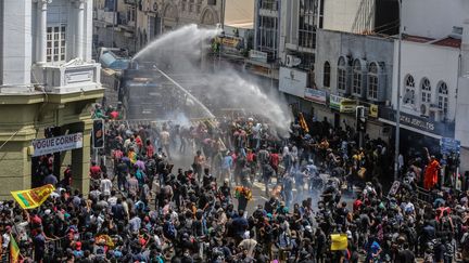 Des affrontements&nbsp;entre les forces de l'ordre sri-lankaises et des manifestants qui appelent&nbsp;à la démission du président, dans la capitale Colombo&nbsp;le 9 juillet 2022. (CHAMILA KARUNARATHNE / EPA)