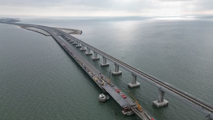 Travaux sur le pont de Kertch (Crimée) le 8 novembre 2022, pour réparer les dommages causés par une attaque ukrainienne (HANDOUT / RUSSIAN FEDERAL ROAD AGENCY ROSA)