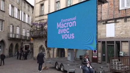 Présidentielle 2022 : que va faire Emmanuel Macron à l'approche du second tour ?