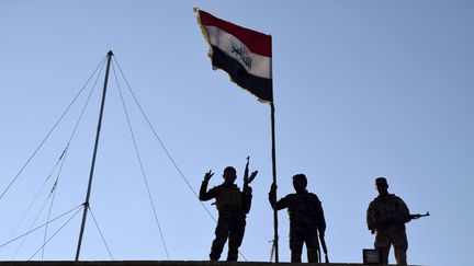 21 décembre 2015, des soldats irakiens plantent le drapeau national sur un bâtiment gouvernemental à Ramadi, 115 km à l'ouest de Bagdad (AP / SIPA)