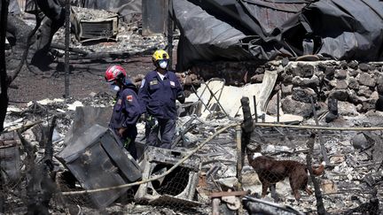 Des secours dans les décombres après les incendies qui ont ravagé Lahaina, à Hawaï (Etats-Unis). 17 août 2023. (JUSTIN SULLIVAN / GETTY IMAGES NORTH AMERICA)