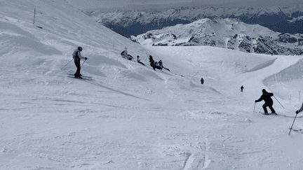 Les montagnes sont les premières victimes du réchauffement climatique. Des glaciers fondent et s'écroulent ou menacent de le faire. Face au risque, la station de La Plagne en Savoie a décidé de réduire son domaine skiable. (CAPTURE ECRAN FRANCE 3)