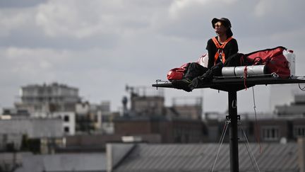 L'artiste Abraham Poincheval sur une plateforme à 20 m de haut devant la gare de Lyon à Paris (26 septembre 2016)
 (Christophe Archambault / AFP)