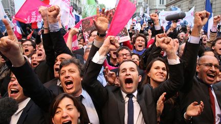 La joie chez les socialistes &agrave; l'annonce de la victoire, rue de Solf&eacute;rino. Au centre, le porte-parole du parti, Beno&icirc;t Hamon, &agrave; sa gauche, Aur&eacute;lie Filippetti et Harlem D&eacute;sir. (PATRICK KOVARIK / AFP)