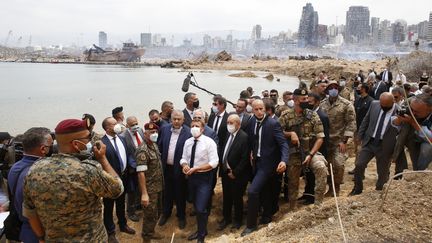 Emmanuel Macron à Beyrouth le 6 août 2020, après la catastrophe de l'explosion du port. (THIBAULT CAMUS / POOL / AFP)