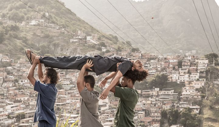 Les quatre danseurs des favelas de Rio de Janero pour le spectacle "aCORdo" d’Alice Ripoll au CENTQUATRE-PARIS (Renato Mangolin)