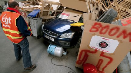 Des ouvriers de Bosal menacent de faire sauter leur usine, &agrave; Beine-Nauroy (Marne), le 27 mars 2014. (FRANCOIS NASCIMBENI / AFP)