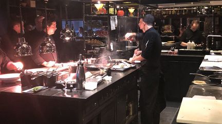 Dans les cuisines du restaurant de Joël Robuchon, on rend hommage au chef dans l'assiette. 
 (Culturebox)