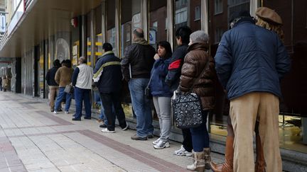 Des ch&ocirc;meurs espagnols devant une agence pour l'emploi, le 4 f&eacute;vrier 2013 &agrave; Burgos (Espagne). (CESAR MANSO / AFP)