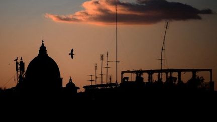 Le dome de la basilique Saint-Pierre, au Vatican, à Rome. (FILIPPO MONTEFORTE / AFP)