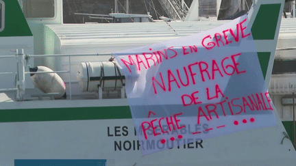 Les professionnels de la pêche dénoncent des réglementations européennes de plus en plus contraignantes. Sur l'île de Noirmoutier, ceux qui pratiquent une pêche artisanale sont très inquiets pour leur avenir. (France 3)