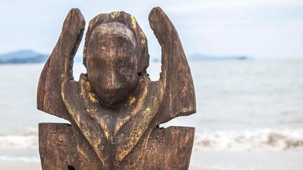 Un totem de l'émission "Koh-Lanta" sur une plage de Thaïlande. (BUREAU 233/ ALP / TF1)