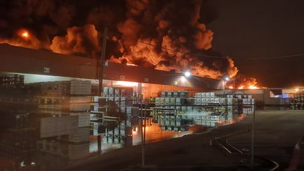 L'incendie à l'usine Lubrizol de Rouen, le 26 septembre 2019. (YACINE MOUFADDAL / SDIS / AFP)