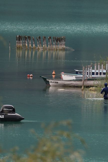 Des plongeurs de la police suisse et de la gendarmerie française scannent&nbsp;un lac à la recherche de Maëlys, le 11 septembre 2017. (MAXPPP)