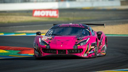 La voiture Iron Dames n°85 sur la piste du Mans, début juin 2022. (ALEXANDRE GUILLAUMOT via AFP)