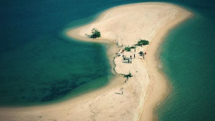 La plage o&ugrave; avait commenc&eacute; le tournage de "Koh-Lanta" en mars 2013, sur l'&icirc;le de&nbsp;Koh Rong,&nbsp;au Cambodge. (FRANCK FIRMIN-GUION / TWITTER)