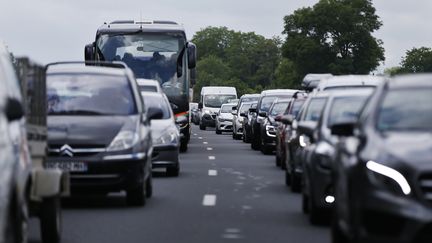 Des automobilistes sont pris dans un embouteillage, le 7 juin 2018, sur l'A13, près d'Annebault (Calvados). (CHARLY TRIBALLEAU / AFP)