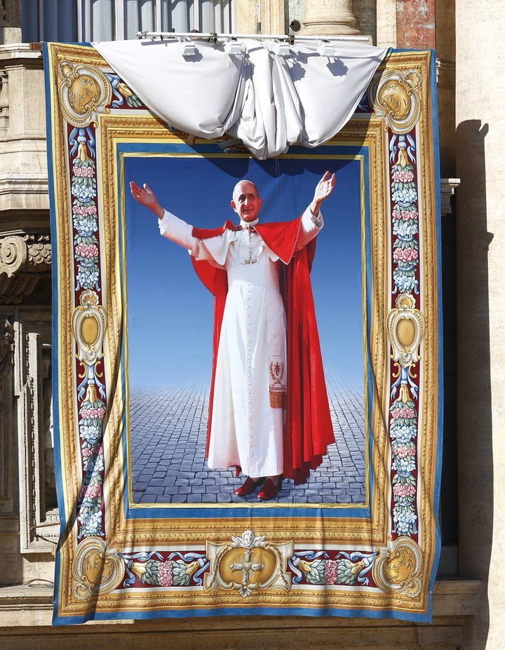 Une tapisserie &agrave; l'image de Paul VI a &eacute;t&eacute; d&eacute;ploy&eacute;e sur la basilique Saint-Pierre, au Vatican, dimanche 19 octobre 2014.&nbsp; (TONY GENTILE / AFP)