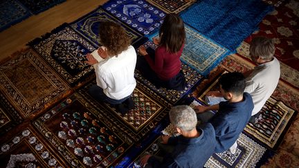 Les imams Anne-Sophie Monsinay&nbsp;et Eva Janadin dirigent une prière à Paris, le 7 septembre 2019. (LIONEL BONAVENTURE / AFP)