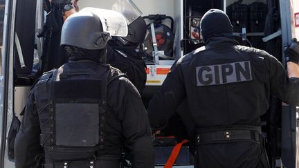 Des hommes du Groupe d'intervention de la police nationale (GIPN) lors d'une op&eacute;ration antiterroriste &agrave; Cannes (Alpes-Maritimes), le 6 octobre 2012. (JEAN-CHRISTOPHE MAGNENET / AFP)