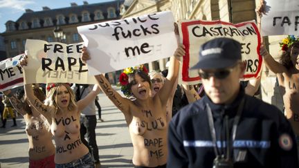 Les f&eacute;ministes du mouvement ukrainien Femen devant le minist&egrave;re de la Justice, &agrave; Paris, le 15 octobre 2012.&nbsp; (MARTIN BUREAU / AFP)