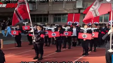 Capture d'écran de la vidéo où l'on voit des élèves défilés avec des symboles nazis dans un lycée de Taïwan. (APPLE DAILY / YOUTUBE)