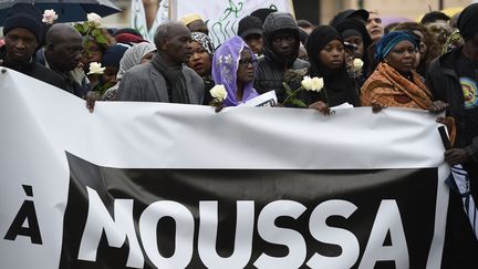 Une marche silencieuse pour rejoindre les lieux de la fusillade qui a tu&eacute; le jeune Moussa, &ecirc;g&eacute; de 14 ans. Trappes (Yvelines), le 4 mai 2015&nbsp;&nbsp;&nbsp;&nbsp;u drame. (ERIC FEFERBERG / AFP)