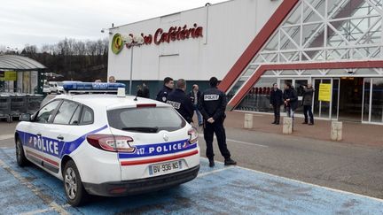 La police stationn&eacute;e devant l'hypermarch&eacute; de La Ricamarie (Loire), le 29 janvier 2013. (PHILIPPE DESMAZES / AFP)