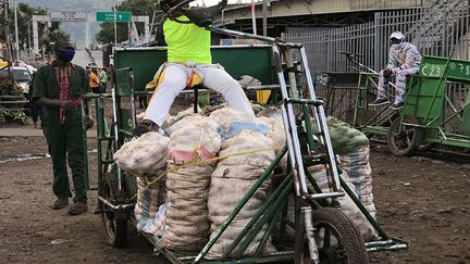 Claude Kalwira, un transporteur handicapé, père de six enfants, achemine des marchandises avec un tricycle fait sur mesure. Malgré les règles qui limitent les passages, ce mode de livraison coûte moins cher aux commerçants que la location d'un camion. Cela permet à quelques-uns de travailler. En RDC, un autre problème touche désormais les plus démunis&nbsp;: les autorités exigent que les transporteurs fassent régulièrement des tests Covid. Si au Rwanda le test est gratuit, de l’autre côté de la frontière, son prix s’élève à 30 euros. Un coût prohibitif pour beaucoup de ceux qui gagnent à peine 15 euros par jour.&nbsp; &nbsp; &nbsp; (DJAFFAR AL-KATANY / REUTERS)