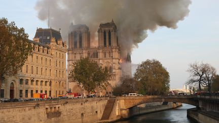 Il est18h50 à Paris quand d'épais nuages de fumée s'élèvent dans le ciel. Après deux alertes incendie, le feu a commencé à dévorer la charpente de la cathédrale Notre-Dame, sur l'Île de la Cité, en plein coeur de la capitale.&nbsp; (JEAN-PAUL LOZOUET / LE PICTORIUM / MAXPPP)