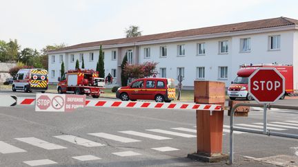 Des véhicules de pompiers sont vus à l'entrée de l'usine qui a connu une explosion qui a fait huit blessés, dont un grave, à Bergerac , le 3 août 2022. (YOHAN BONNET / AFP)