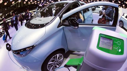 La Zoe, une voiture &eacute;lectrique du constructeur&nbsp;Renault, expos&eacute;e au salon de l'auto, le 28 septembre &agrave; Paris. (JOEL SAGET / AFP)