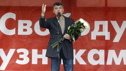 L'opposant Boris Nemtsov s'exprime devant des sympathisants, le 6 mai 2013, lors d'une manifestation pour la lib&eacute;ration des prisonniers politiques, &agrave; Moscou (Russie). (SERGEI KARPUKHIN / REUTERS)