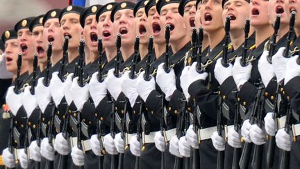 Des officiers de marine russes lors du d&eacute;fil&eacute; de comm&eacute;moration du Jour de la Victoire &agrave; Moscou (Russie), le 9 mai 2012. (KIRILL KUDRYAVTSEV / AFP)