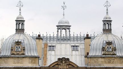 Les initiales "AD", le A dans deux D, l'un à l'endroit, l'autre à l'envers, sur la toiture du château de Monte-Cristo, à Port-Marly (novembre 2002)
 (Jack Guez / AFP)