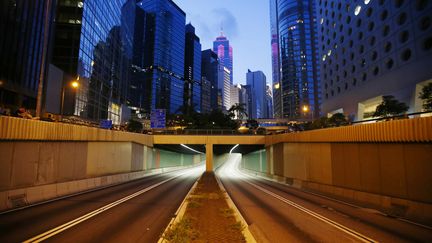 Les manifestants ont &eacute;galement bloqu&eacute;s plusieurs axes de la ville, comme ce tunnel qui relie l'&icirc;le d'Hong Kong au quartier de Mong Kok. (CARLOS BARRIA / REUTERS)